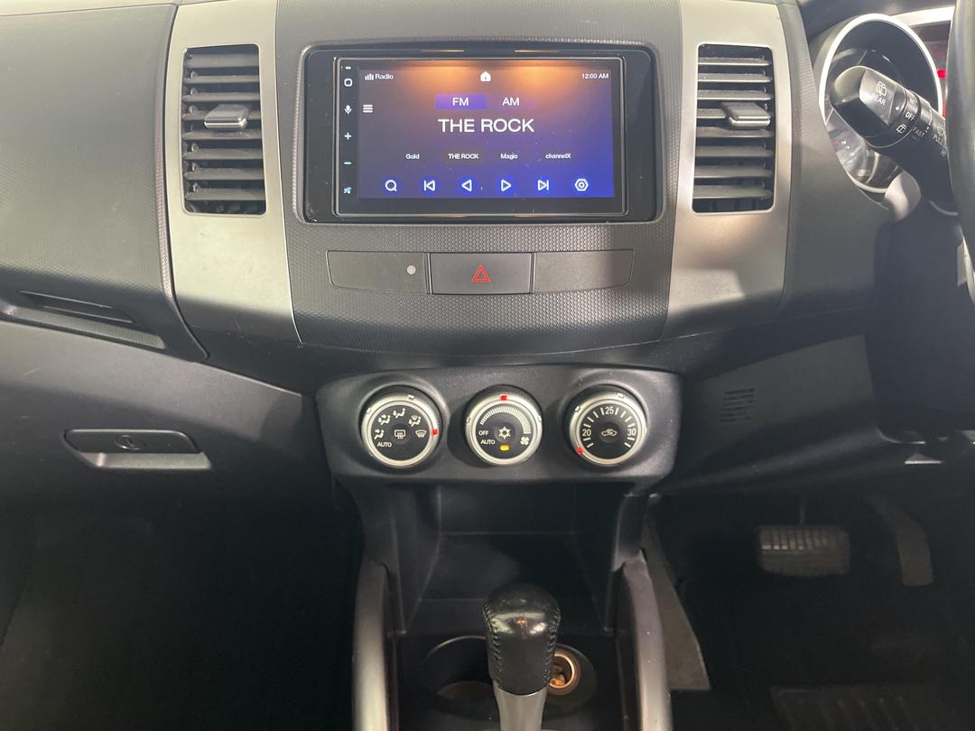 Photo '18' of Mitsubishi Outlander