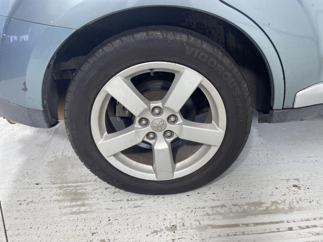 Photo '12' of Mitsubishi Outlander