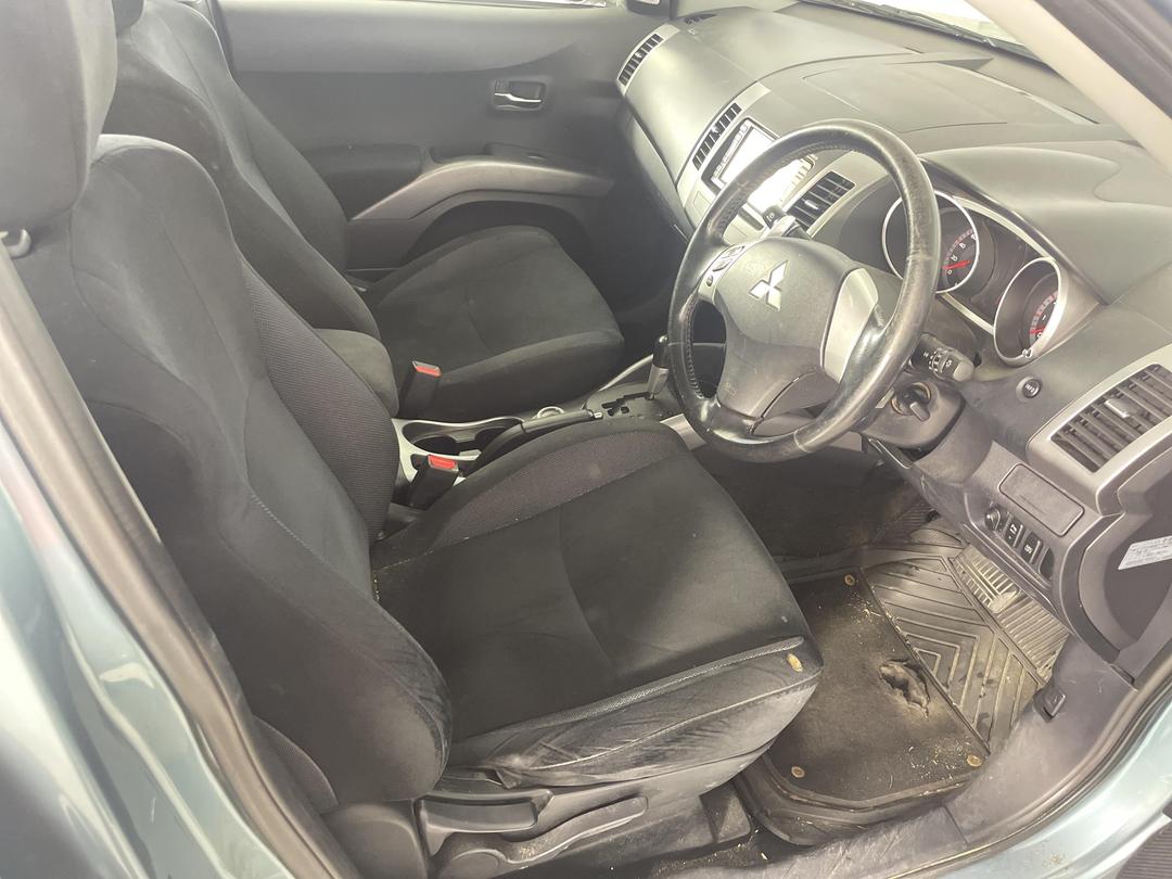 Photo '16' of Mitsubishi Outlander