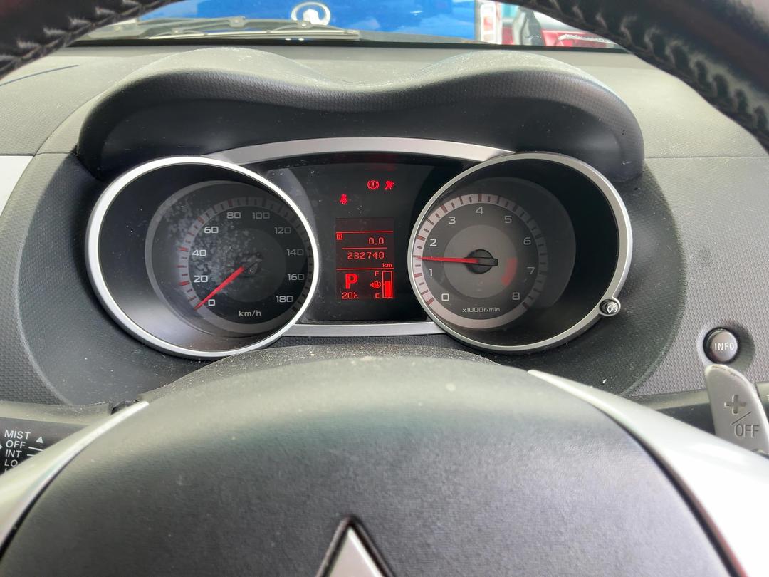 Photo '22' of Mitsubishi Outlander