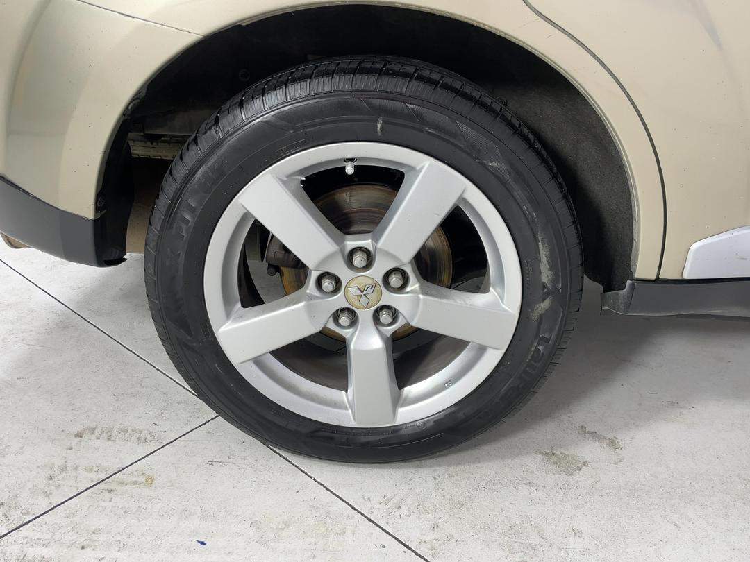 Photo '12' of Mitsubishi Outlander