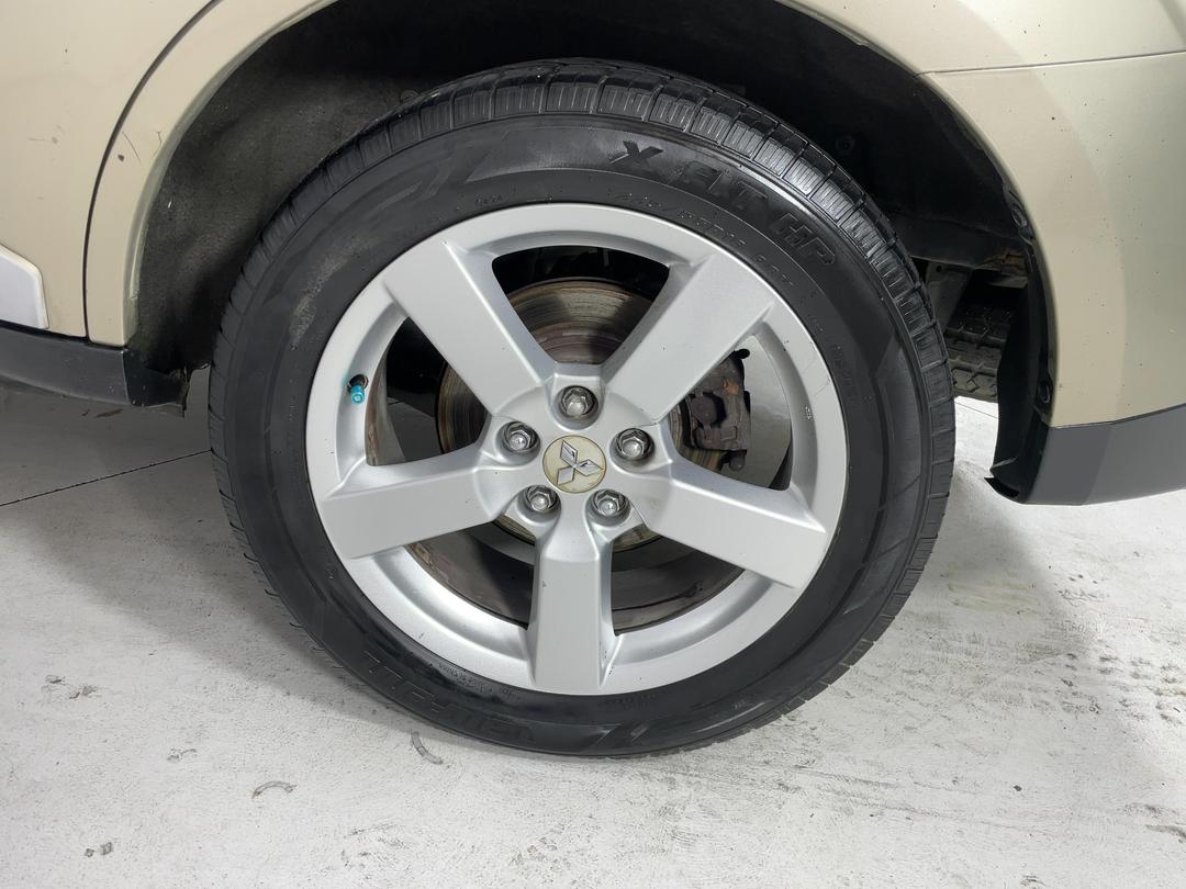 Photo '11' of Mitsubishi Outlander