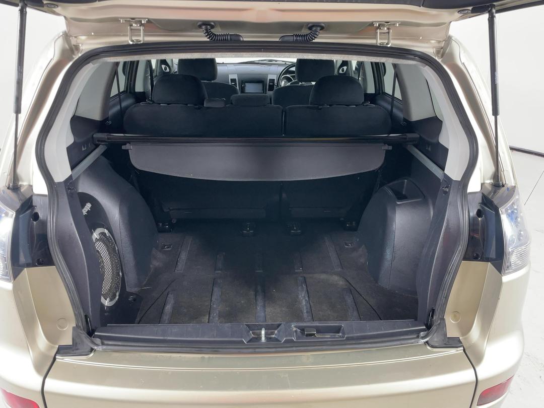 Photo '14' of Mitsubishi Outlander