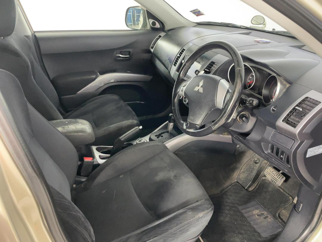 Photo '16' of Mitsubishi Outlander