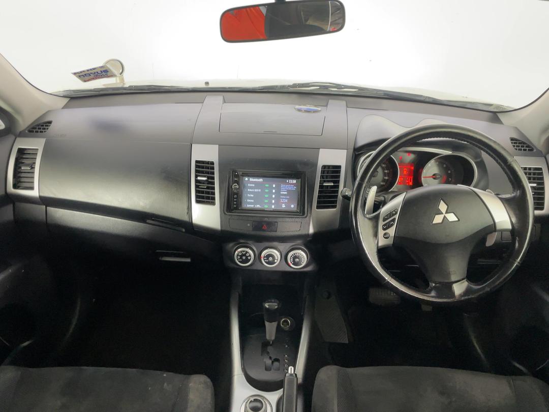 Photo '17' of Mitsubishi Outlander