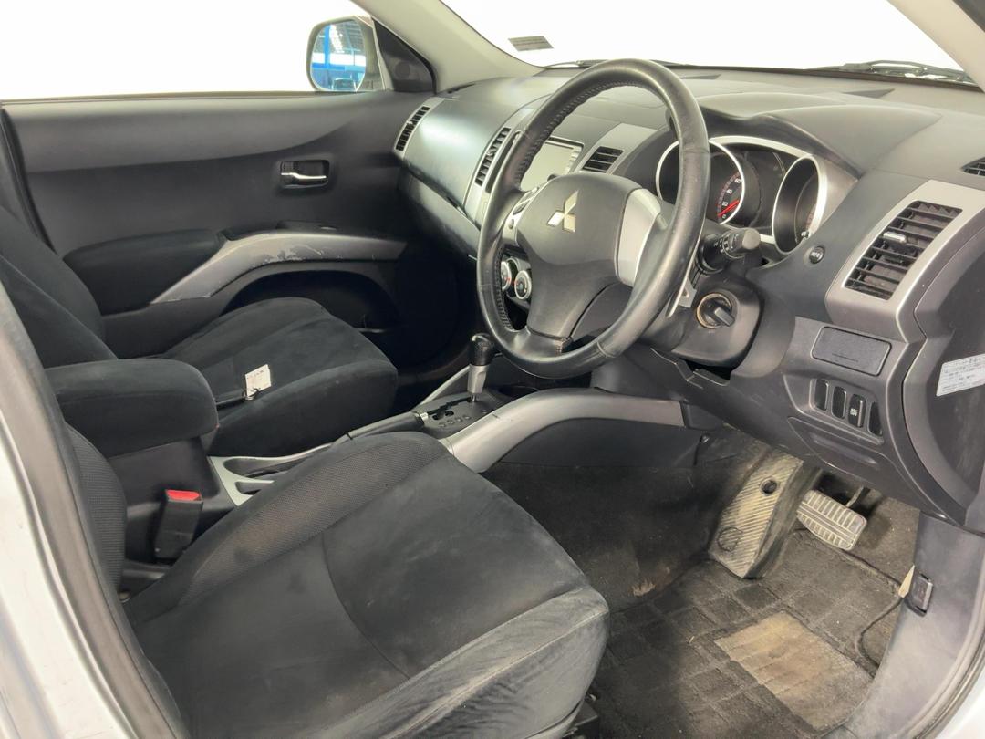 Photo '16' of Mitsubishi Outlander