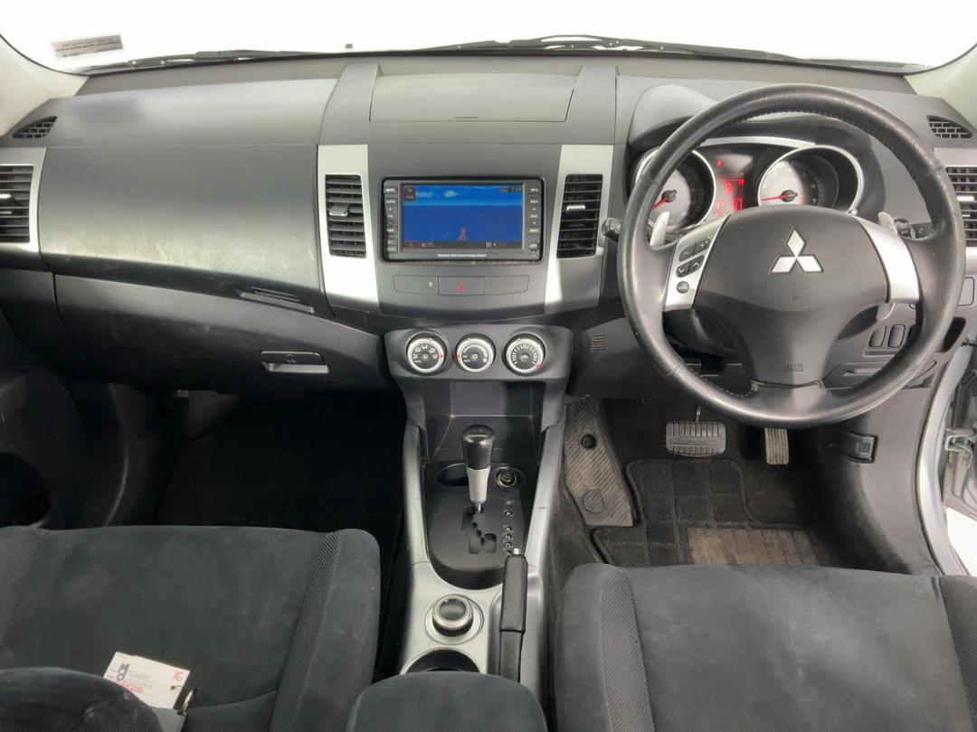 Photo '17' of Mitsubishi Outlander
