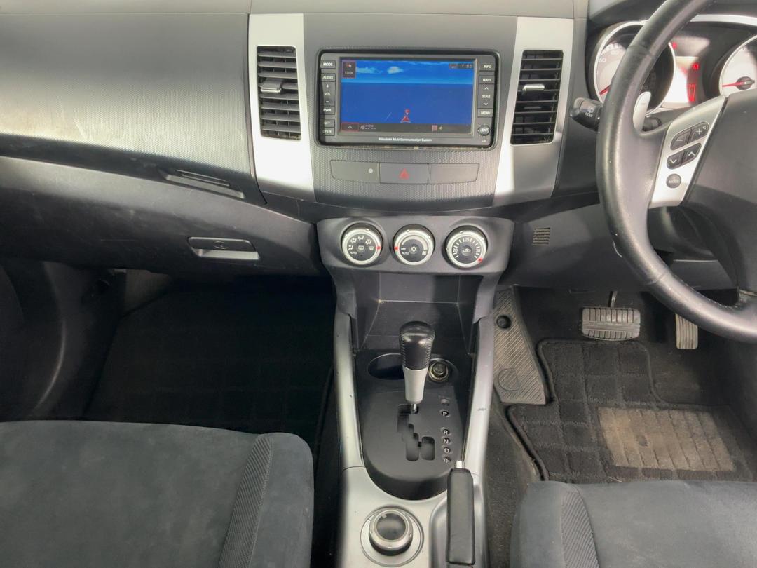 Photo '18' of Mitsubishi Outlander