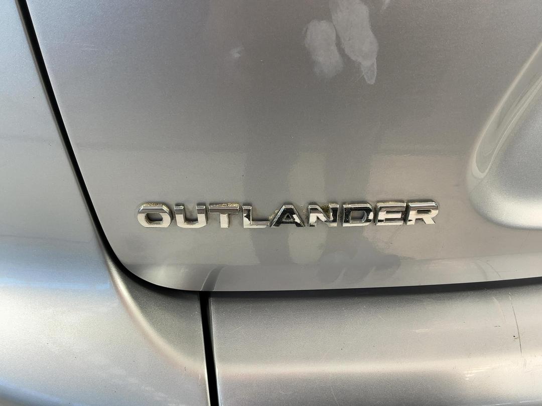 Photo '28' of Mitsubishi Outlander