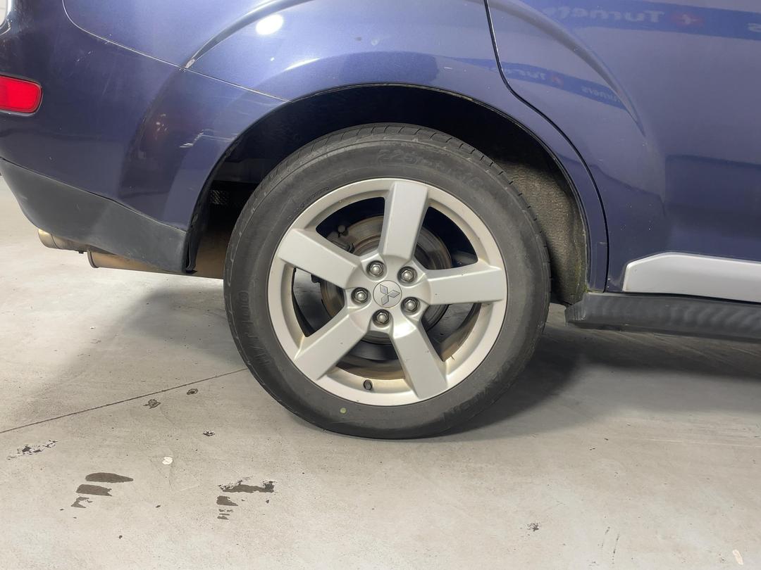 Photo '12' of Mitsubishi Outlander