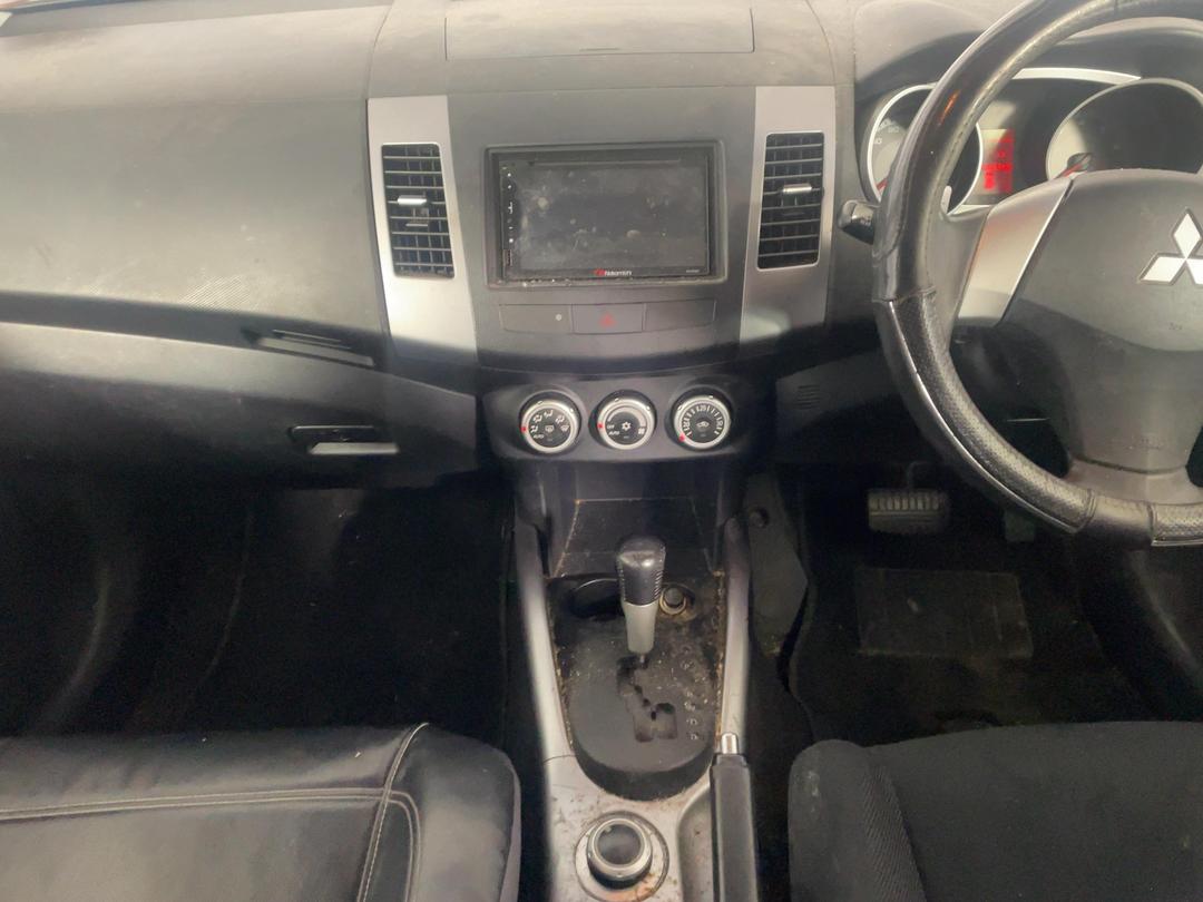 Photo '18' of Mitsubishi Outlander