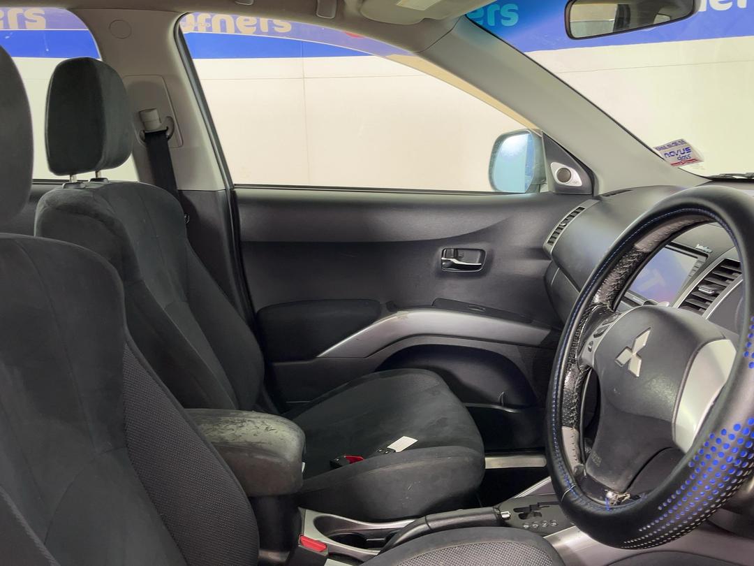 Photo '16' of Mitsubishi Outlander