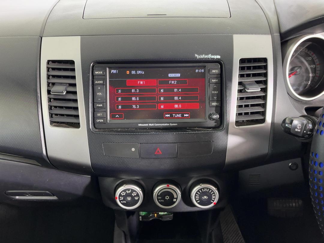 Photo '18' of Mitsubishi Outlander