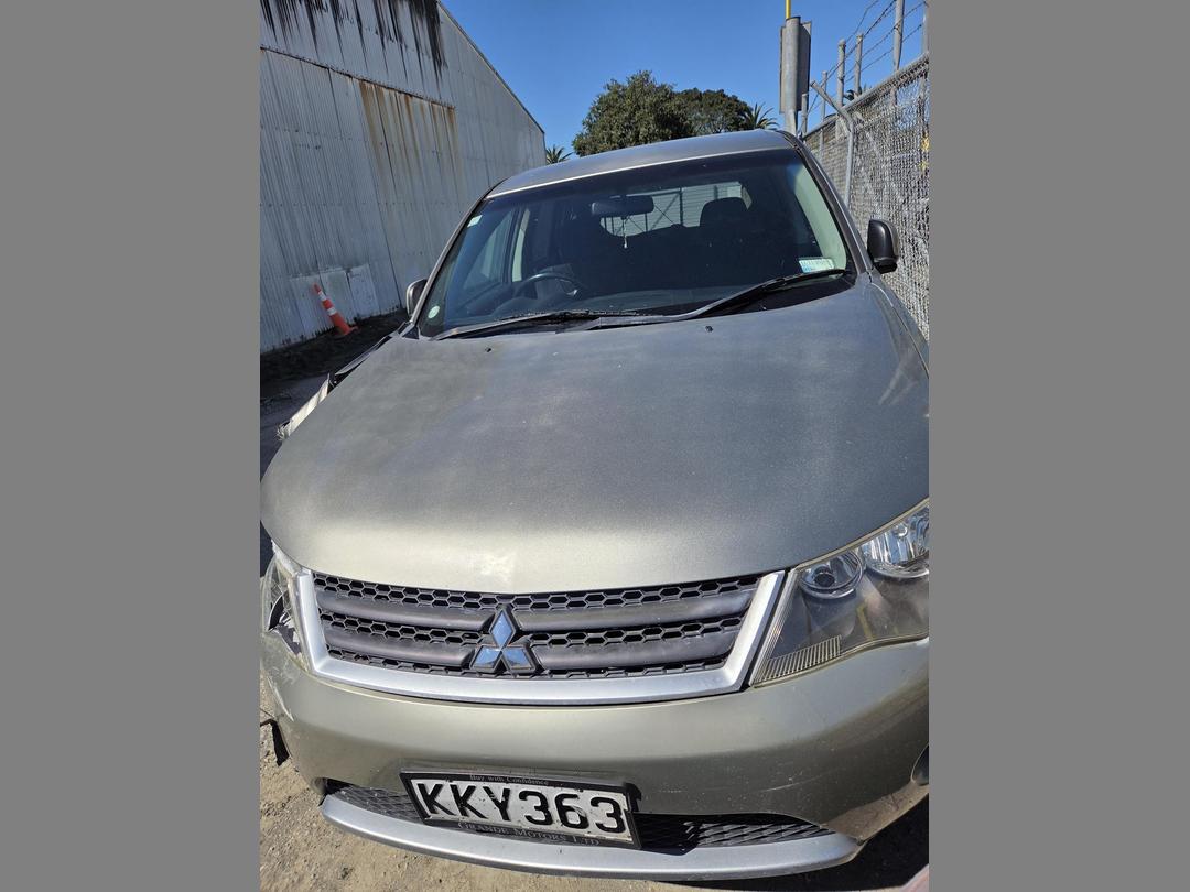Photo '2' of Mitsubishi Outlander Photo '2' of Mitsubishi Outlander