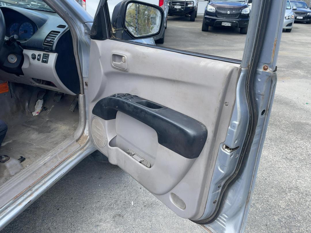 Photo '13' of Mitsubishi Triton Dcab GLX Photo '13' of Mitsubishi Triton Dcab GLX