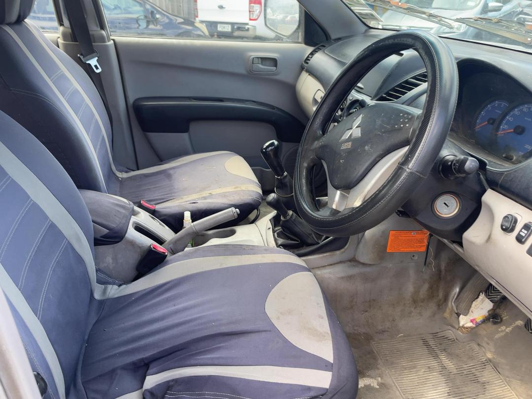 Photo '14' of Mitsubishi Triton Dcab GLX Photo '14' of Mitsubishi Triton Dcab GLX