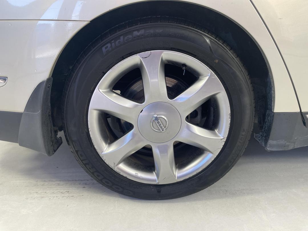 Photo '12' of Nissan Maxima