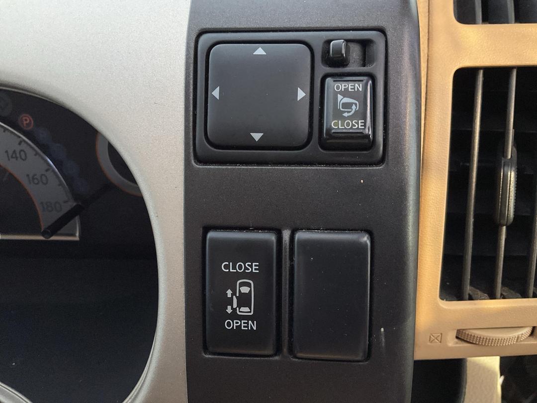 Photo '25' of Nissan Serena