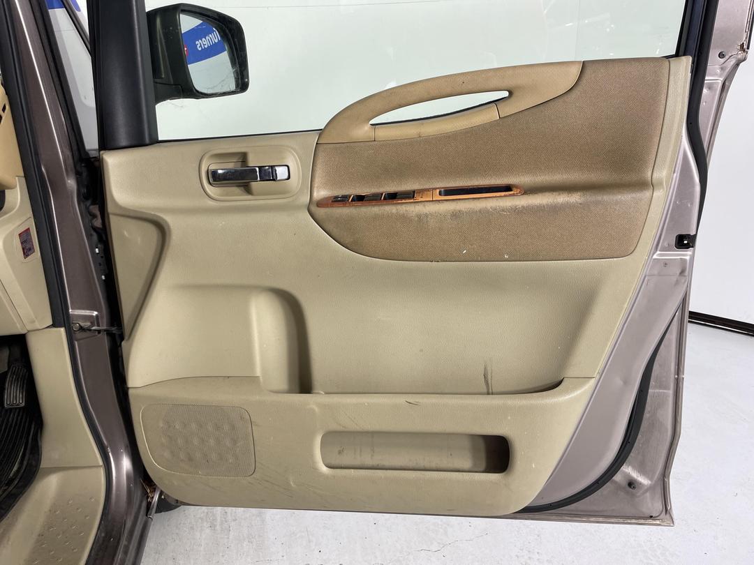 Photo '13' of Nissan Serena 2.0L