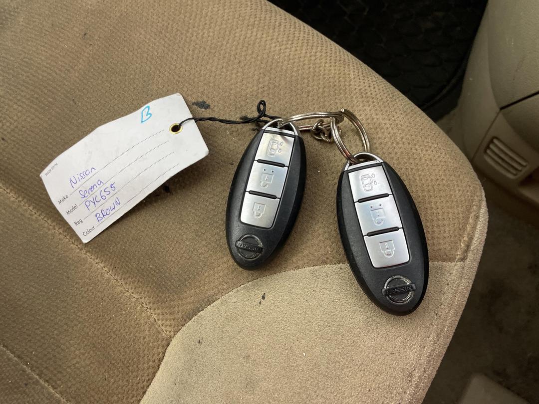 Photo '20' of Nissan Serena 2.0L