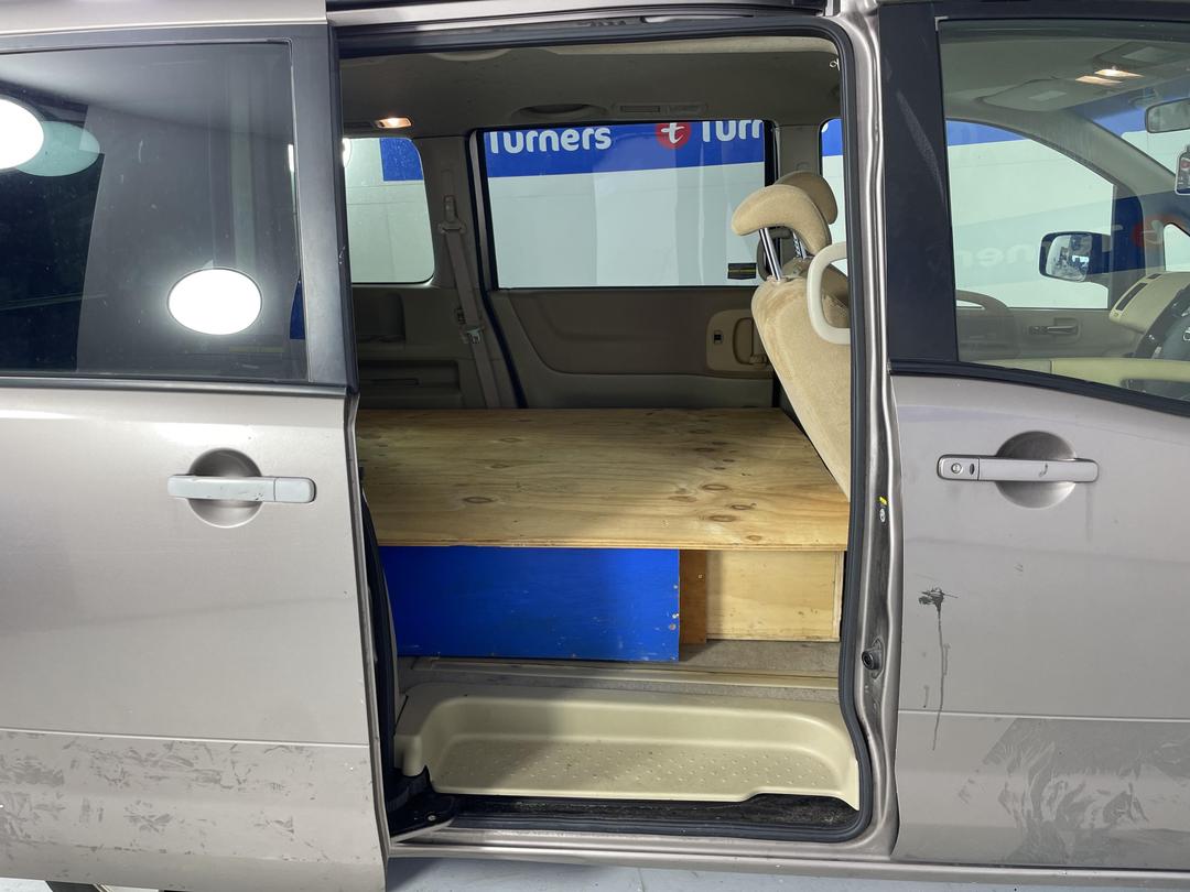 Photo '17' of Nissan Serena 2.0L