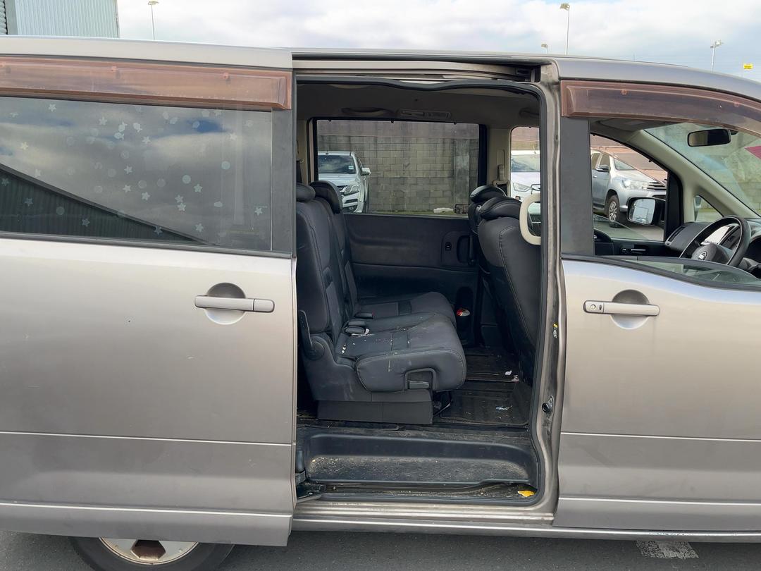 Photo '17' of Nissan Serena