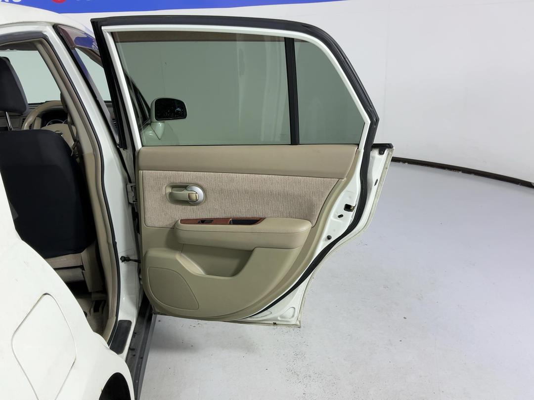 Photo '19' of Nissan Tiida