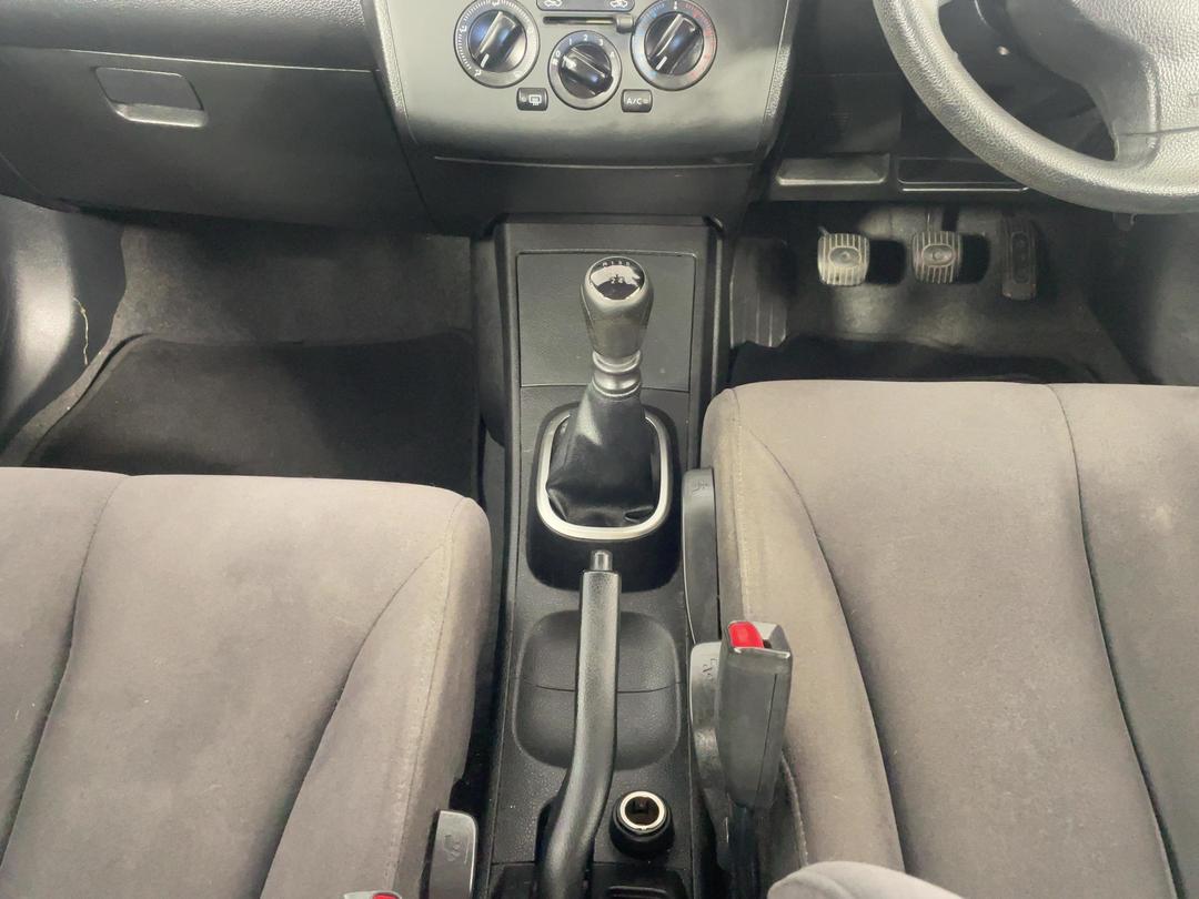 Photo '18' of Nissan Tiida