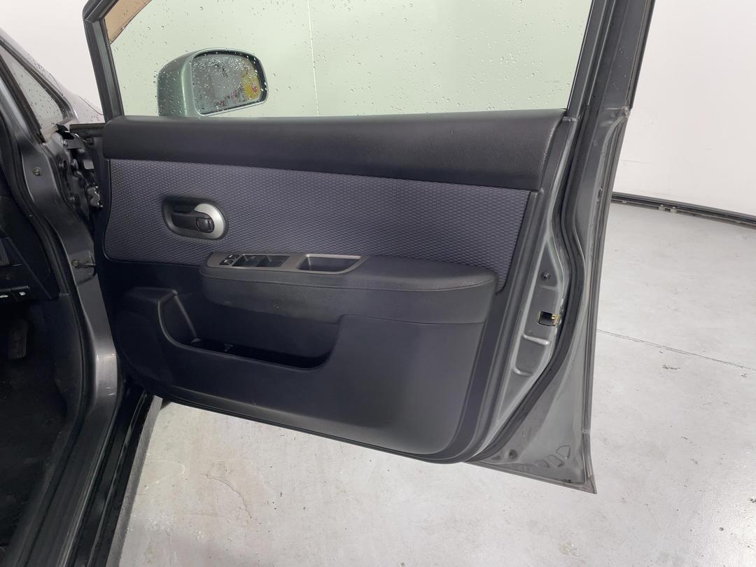Photo '15' of Nissan Tiida
