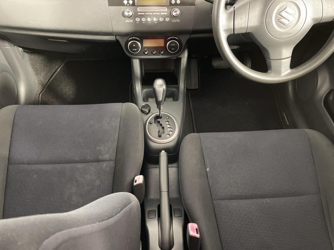 Photo '18' of Suzuki Swift