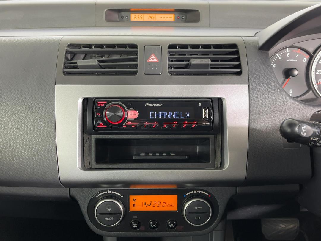 Photo '18' of Suzuki Swift