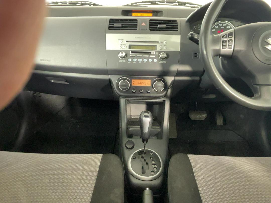 Photo '18' of Suzuki Swift