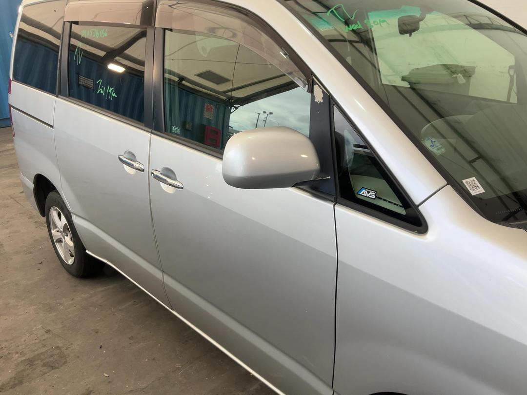 Photo '3' of Toyota Noah Photo '3' of Toyota Noah