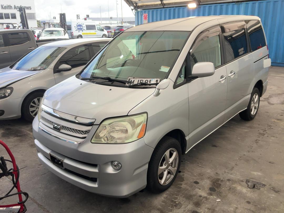 Photo '6' of Toyota Noah Photo '6' of Toyota Noah