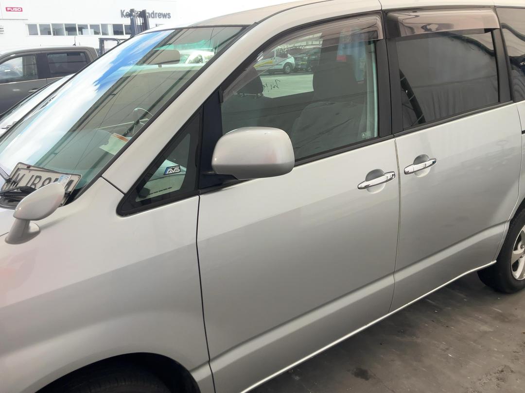 Photo '8' of Toyota Noah Photo '8' of Toyota Noah