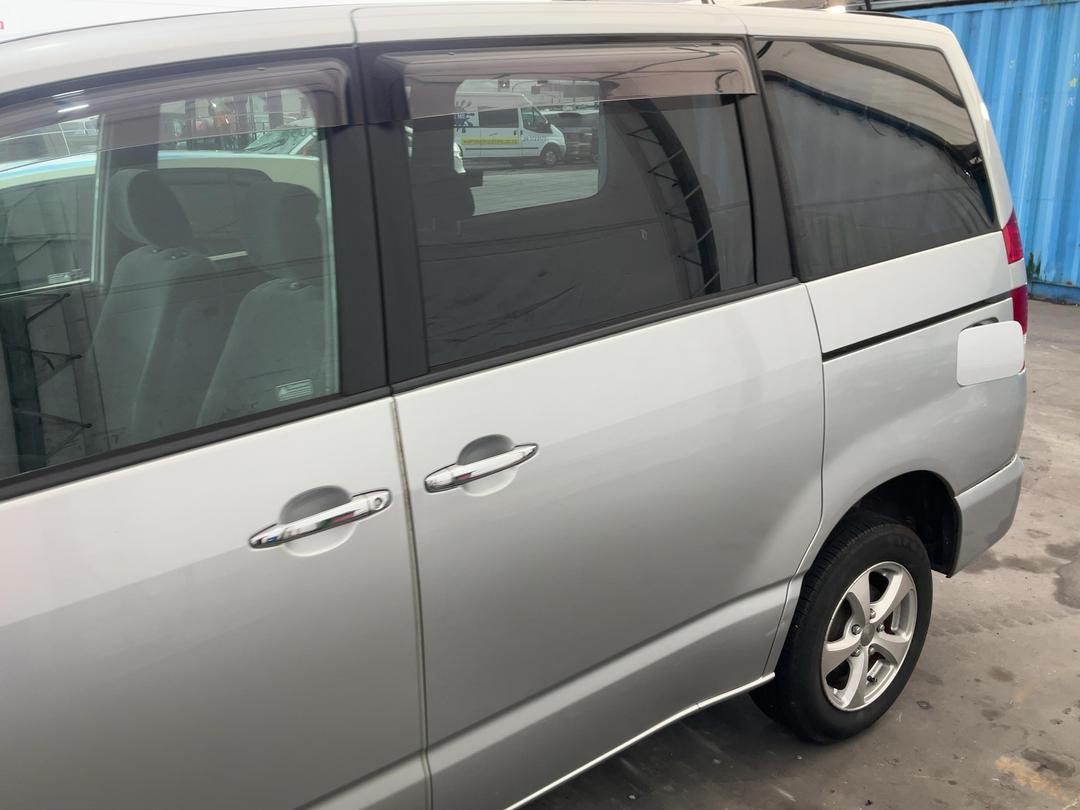Photo '9' of Toyota Noah Photo '9' of Toyota Noah