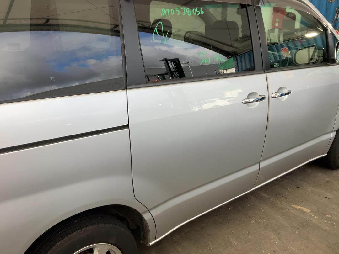 Photo '15' of Toyota Noah Photo '15' of Toyota Noah