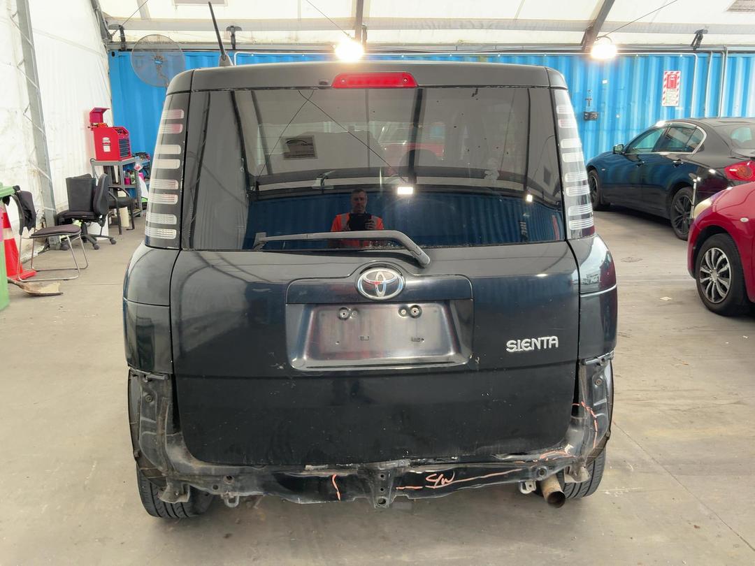 Photo '10' of Toyota Sienta Photo '10' of Toyota Sienta