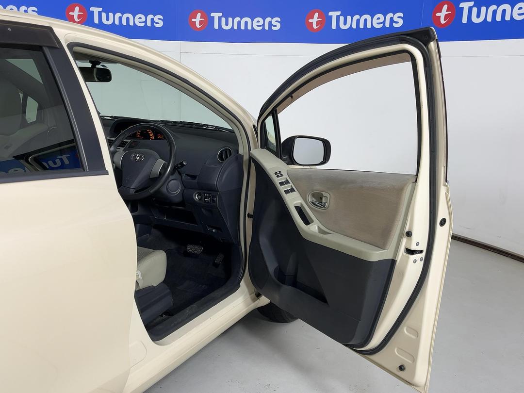 Photo '15' of Toyota Vitz