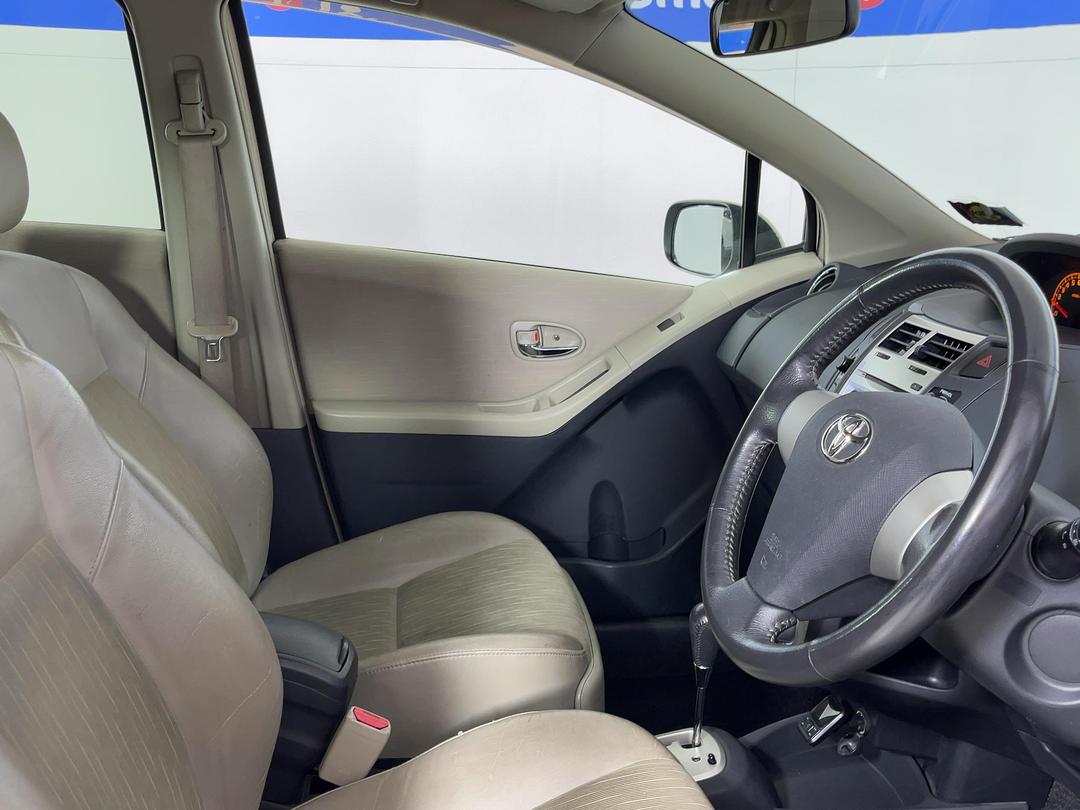 Photo '16' of Toyota Vitz