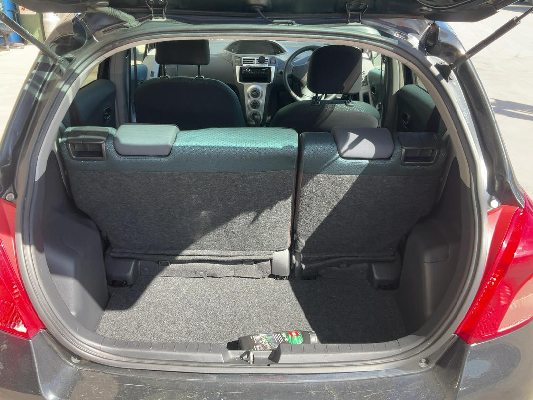Photo '18' of Toyota Vitz Photo '18' of Toyota Vitz