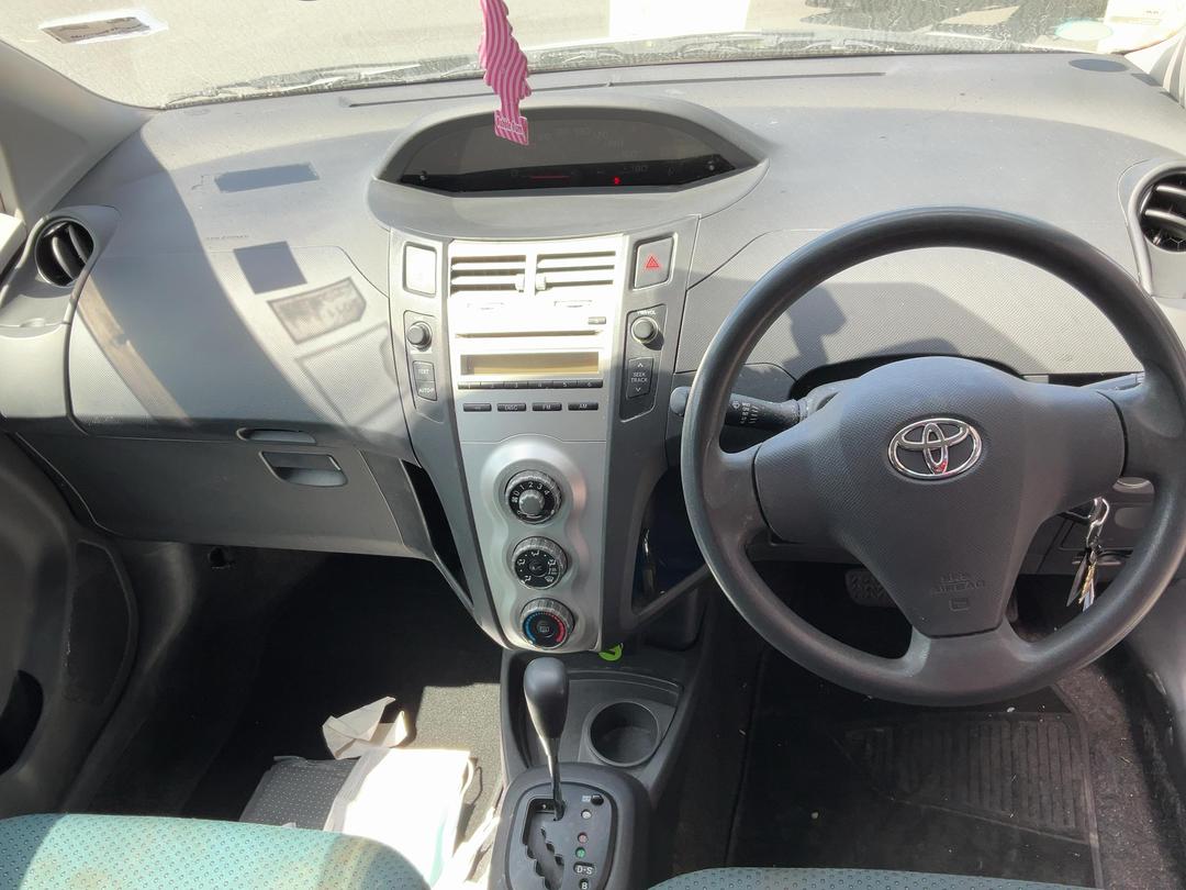 Photo '11' of Toyota Vitz
