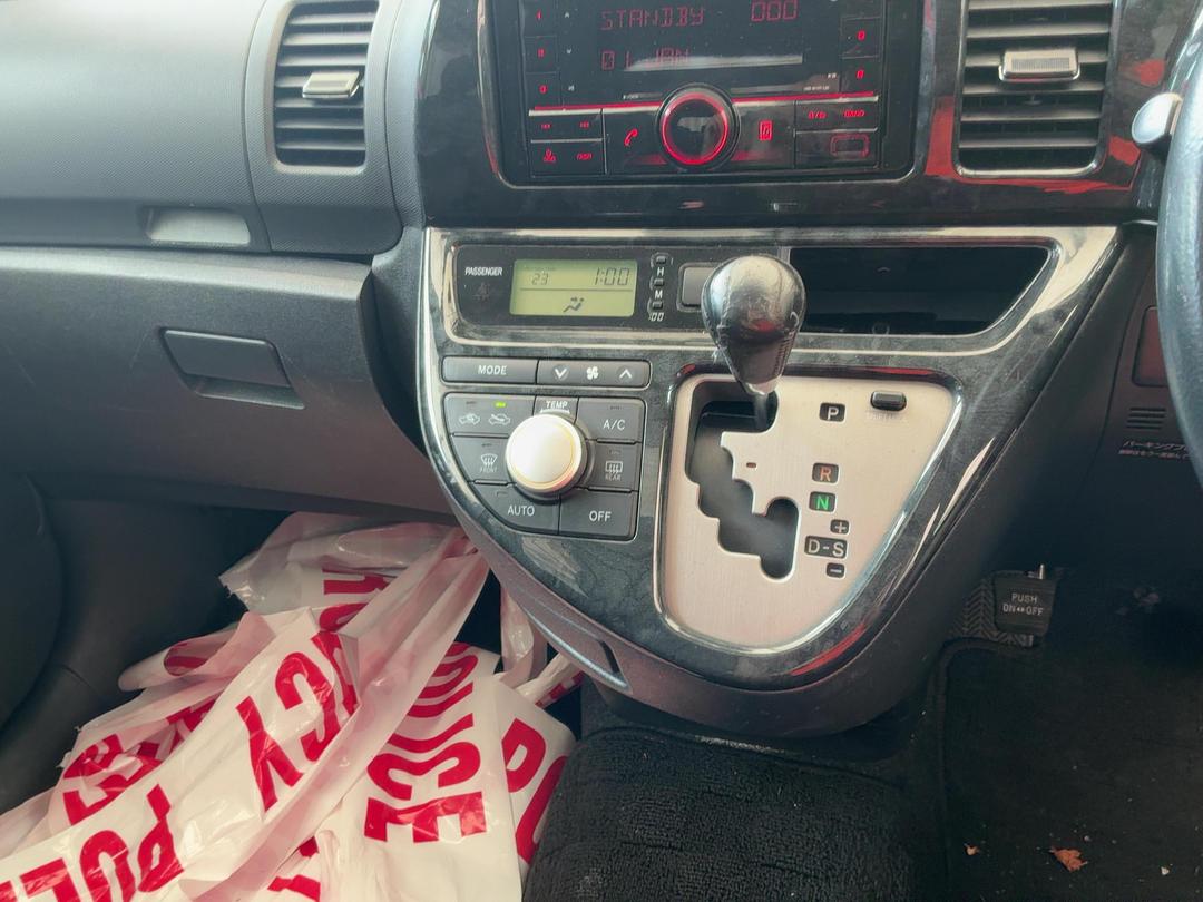 Photo '19' of Toyota Wish Photo '19' of Toyota Wish