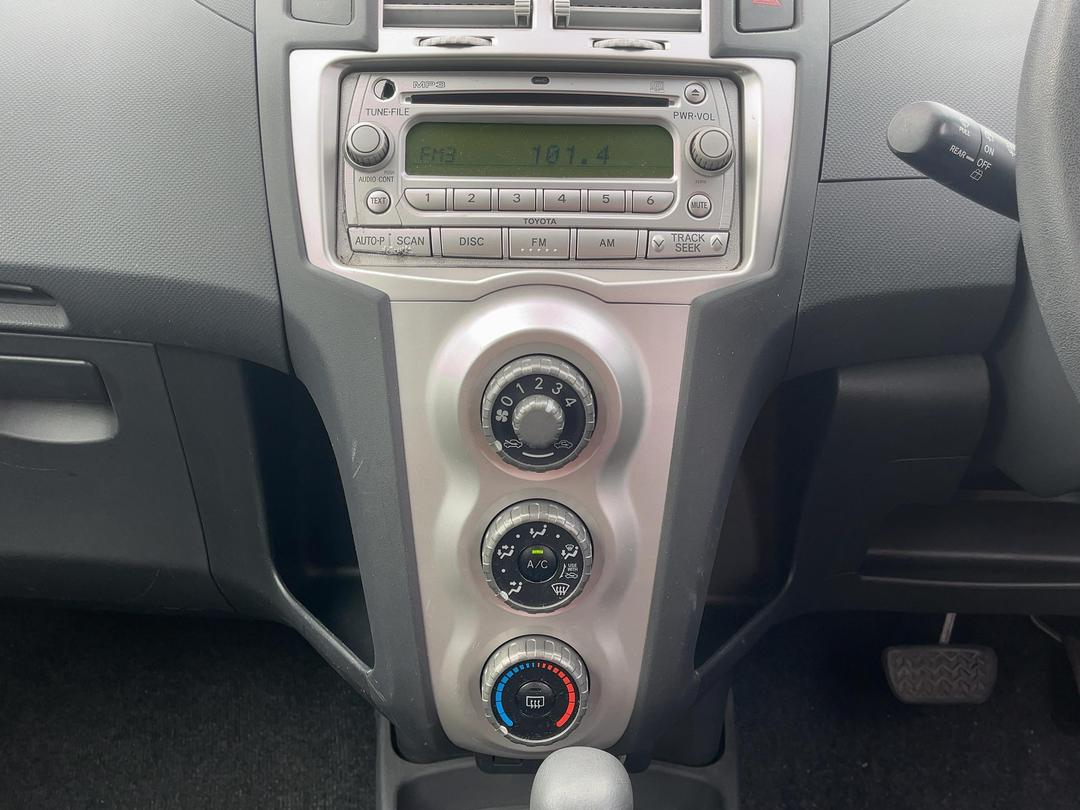 Photo '16' of Toyota Yaris Photo '16' of Toyota Yaris