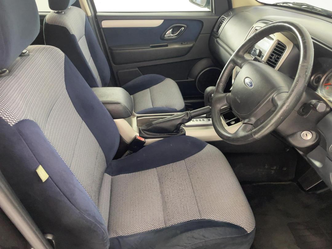 Photo '16' of Ford Escape