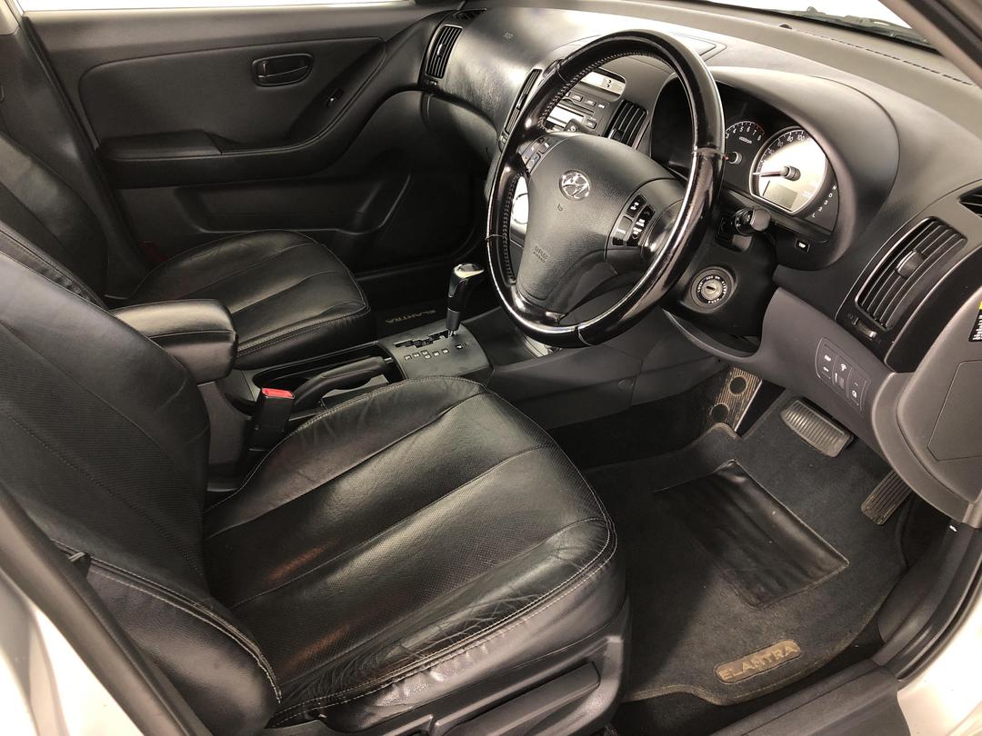 Photo '16' of Hyundai Elantra