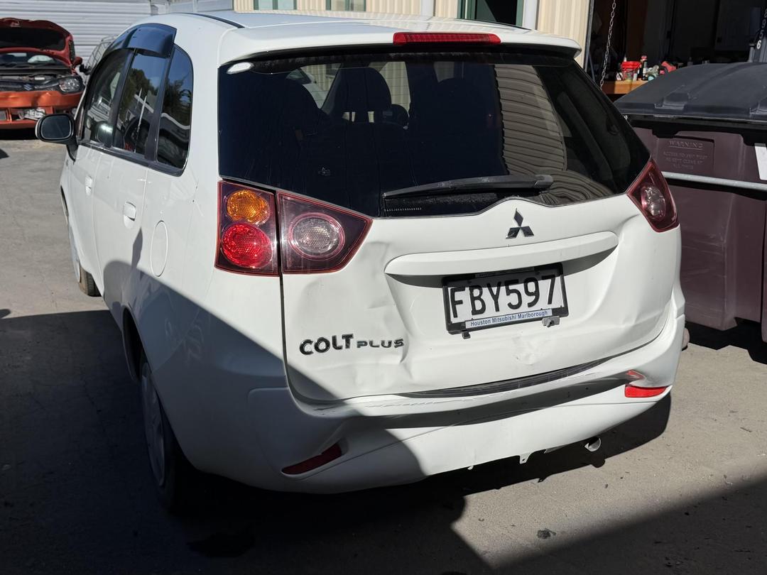 Photo '3' of Mitsubishi Colt Photo '3' of Mitsubishi Colt