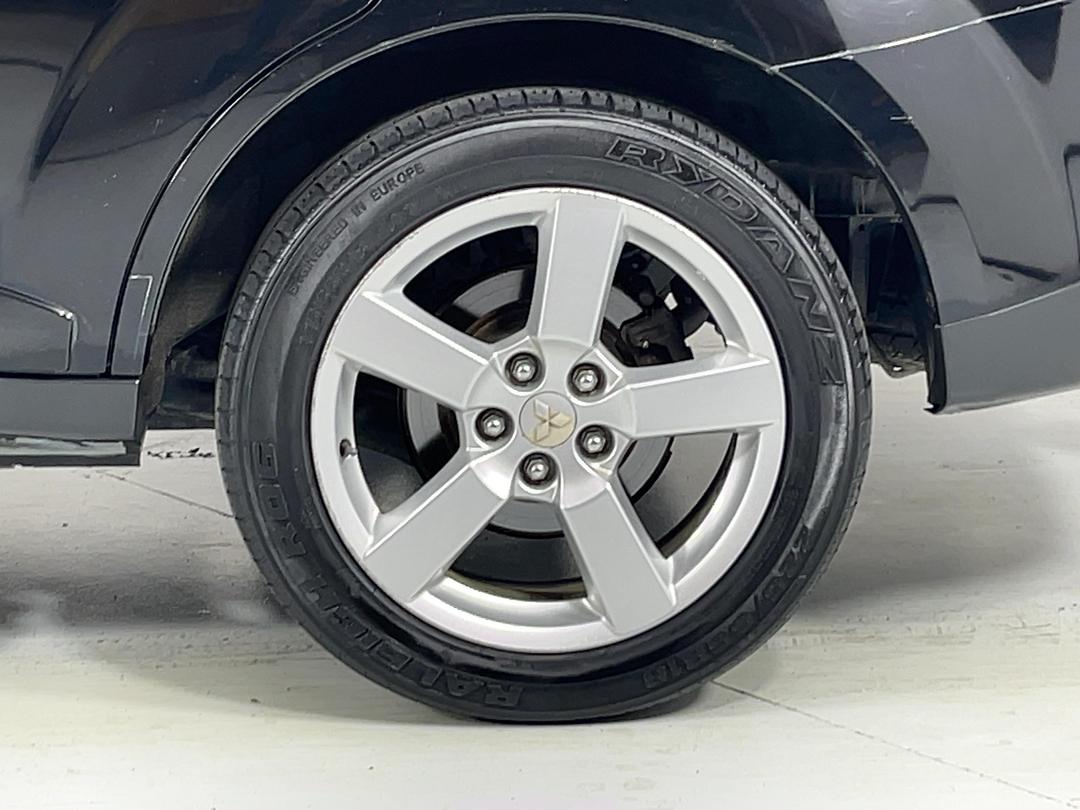 Photo '11' of Mitsubishi Outlander