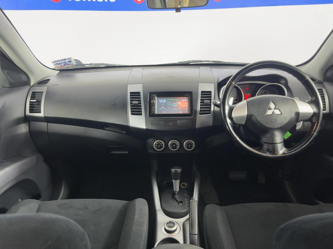 Photo '17' of Mitsubishi Outlander