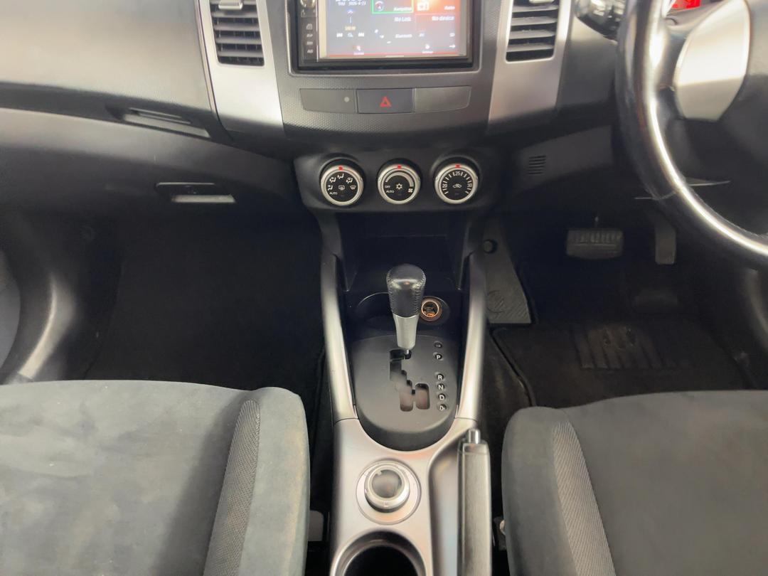 Photo '18' of Mitsubishi Outlander